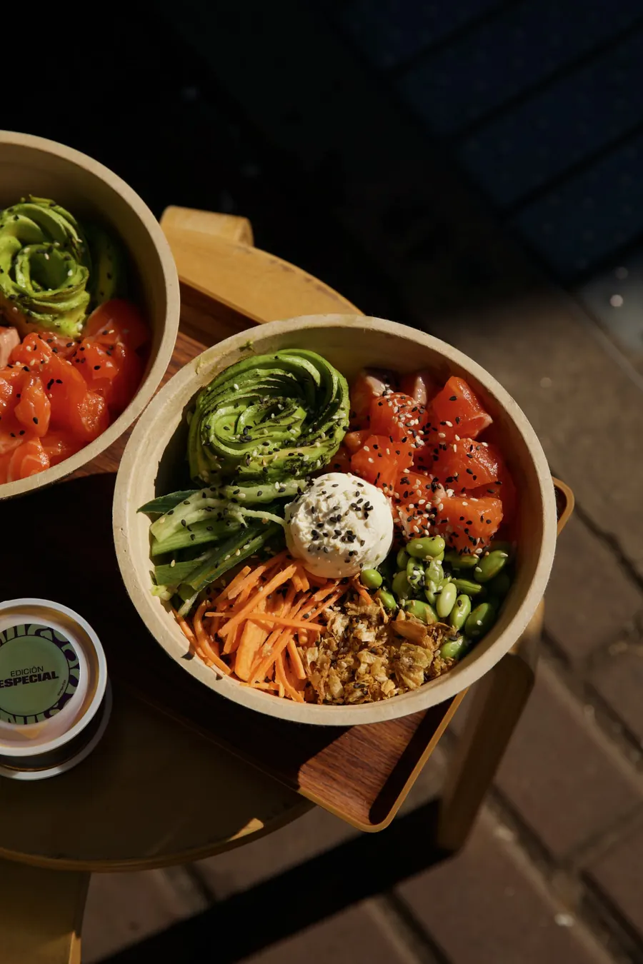 Poke con salmón, palta, edamame, zanahoria y cebolla crocante